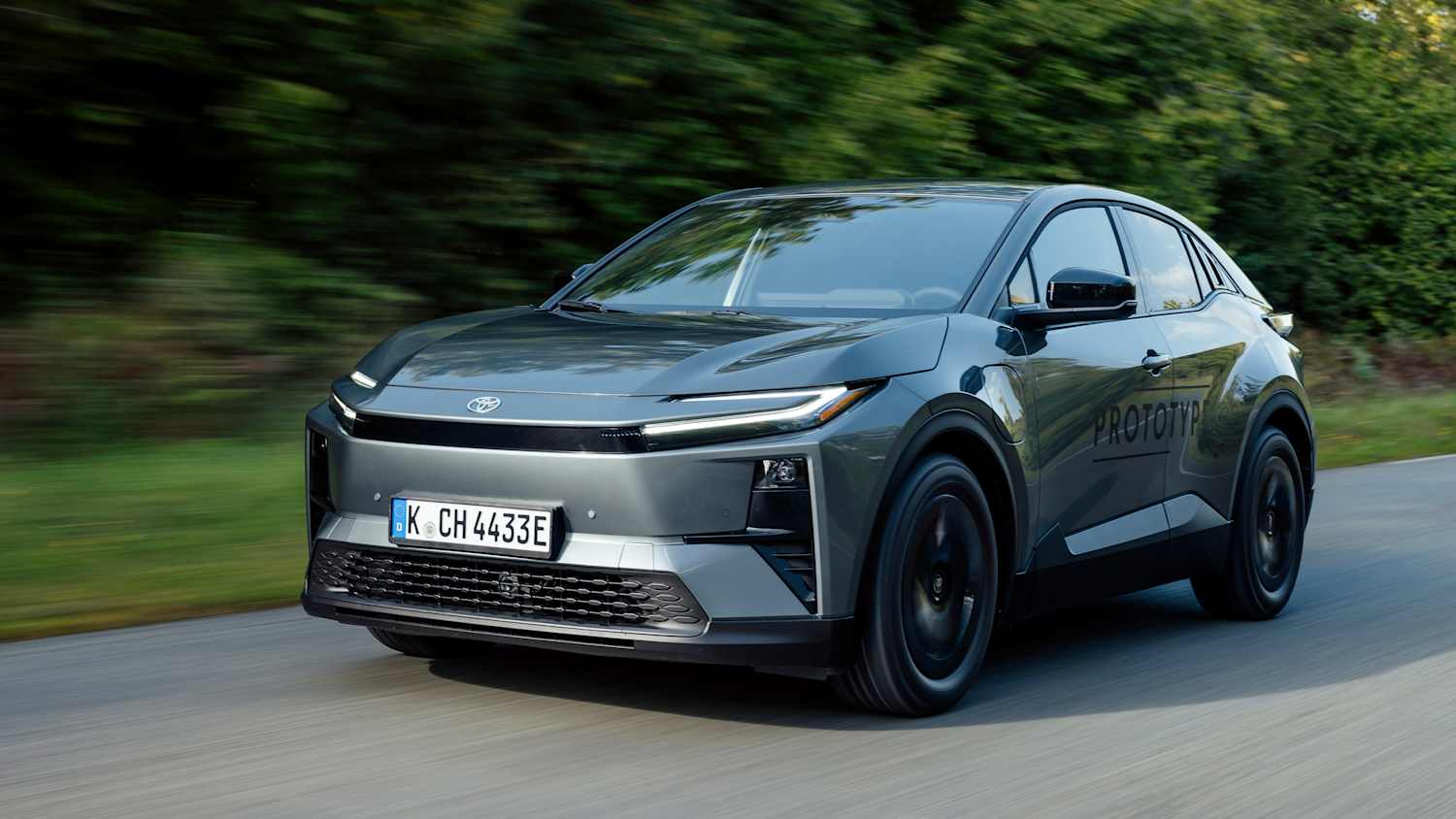 Frontansicht eines fahrenden Toyota C-HR+