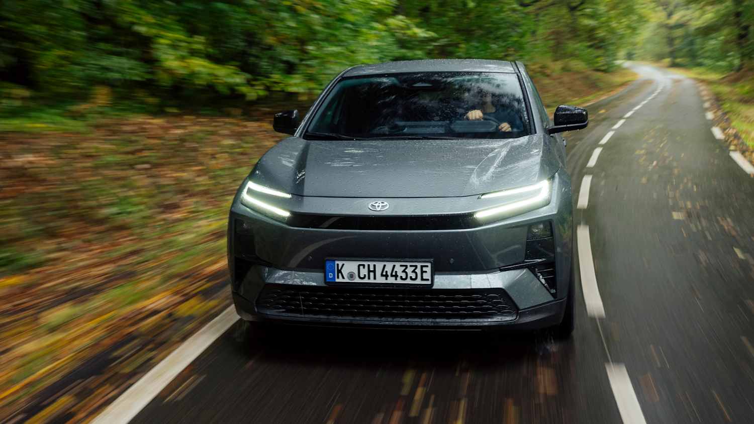 Frontansicht eines fahrenden Toyota C-HR+