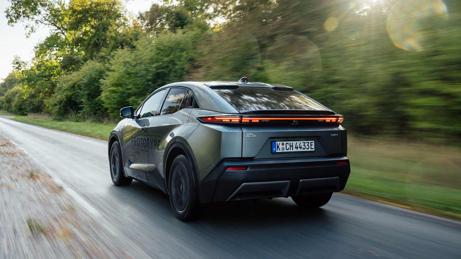 Heckansicht eines fahrenden Toyota C-HR+