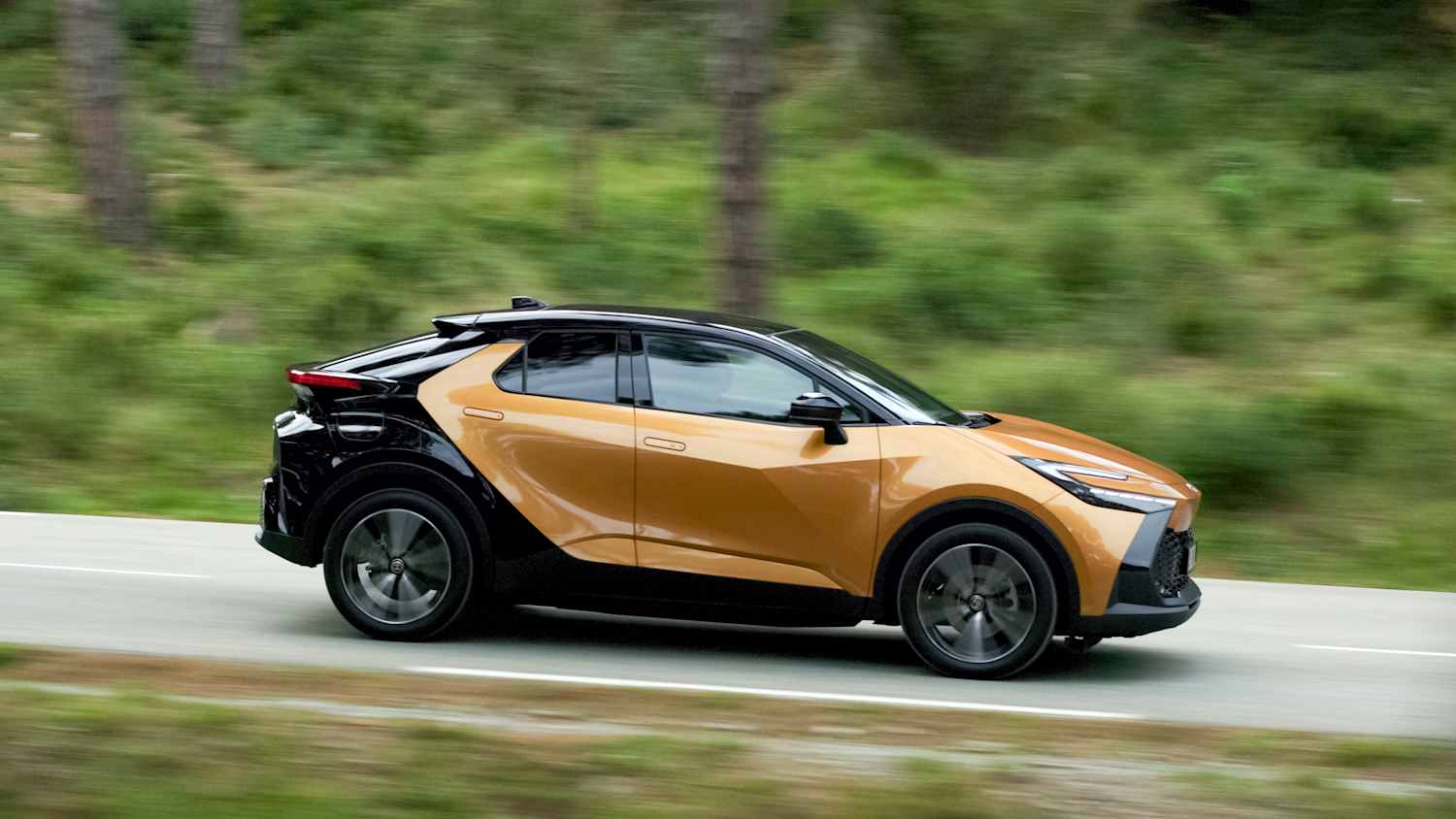 Aufnahme des seitlich fahrenden Toyota C-HR