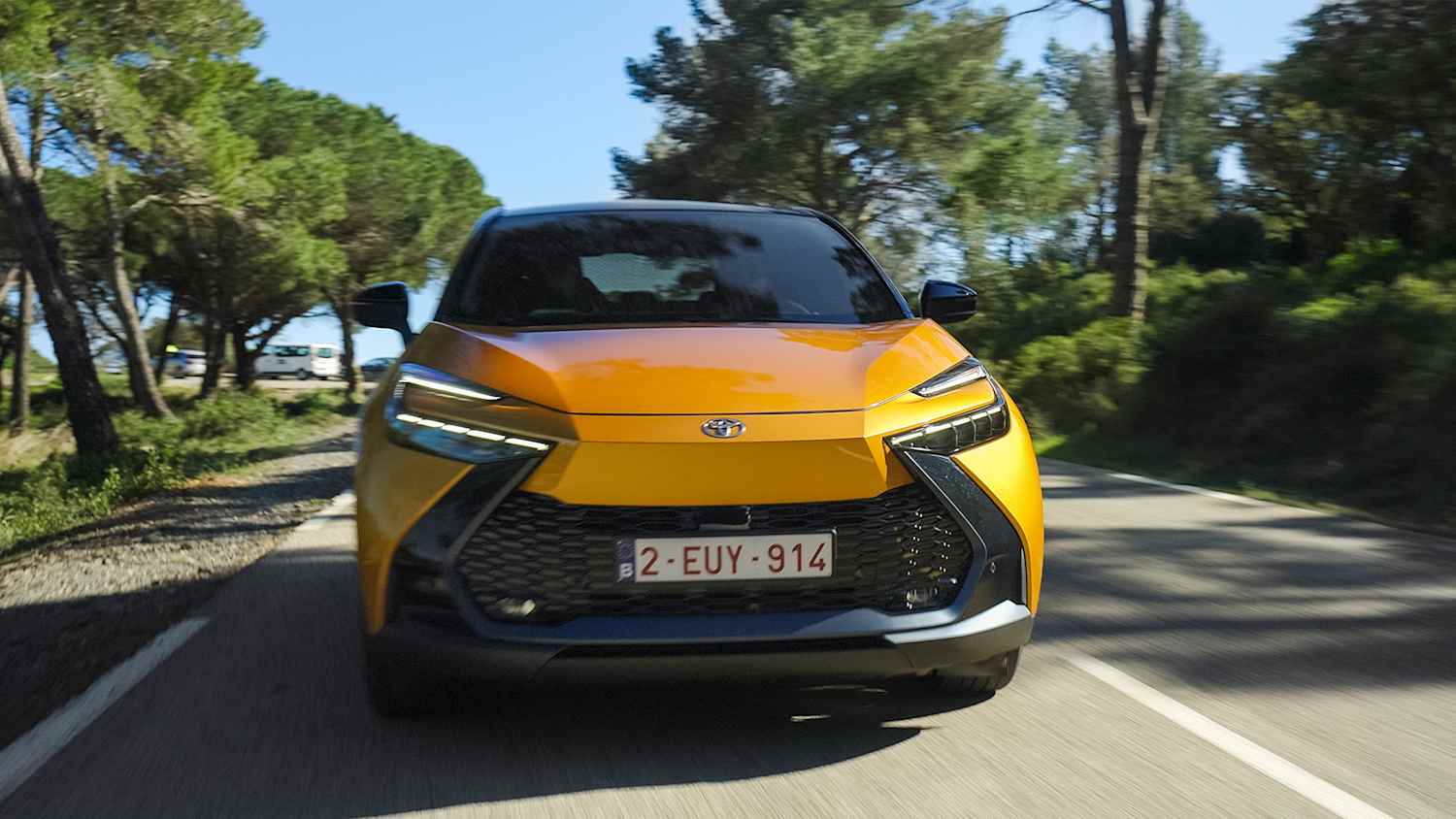 Frontalaufnahme des fahrenden Toyota C-HR