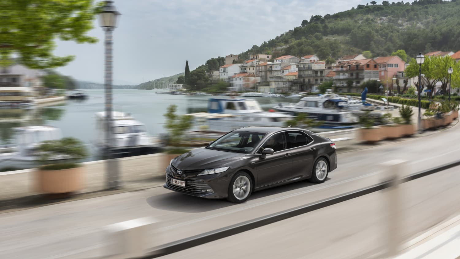 Der Toyota Camry fährt dynamisch auf einer Strasse