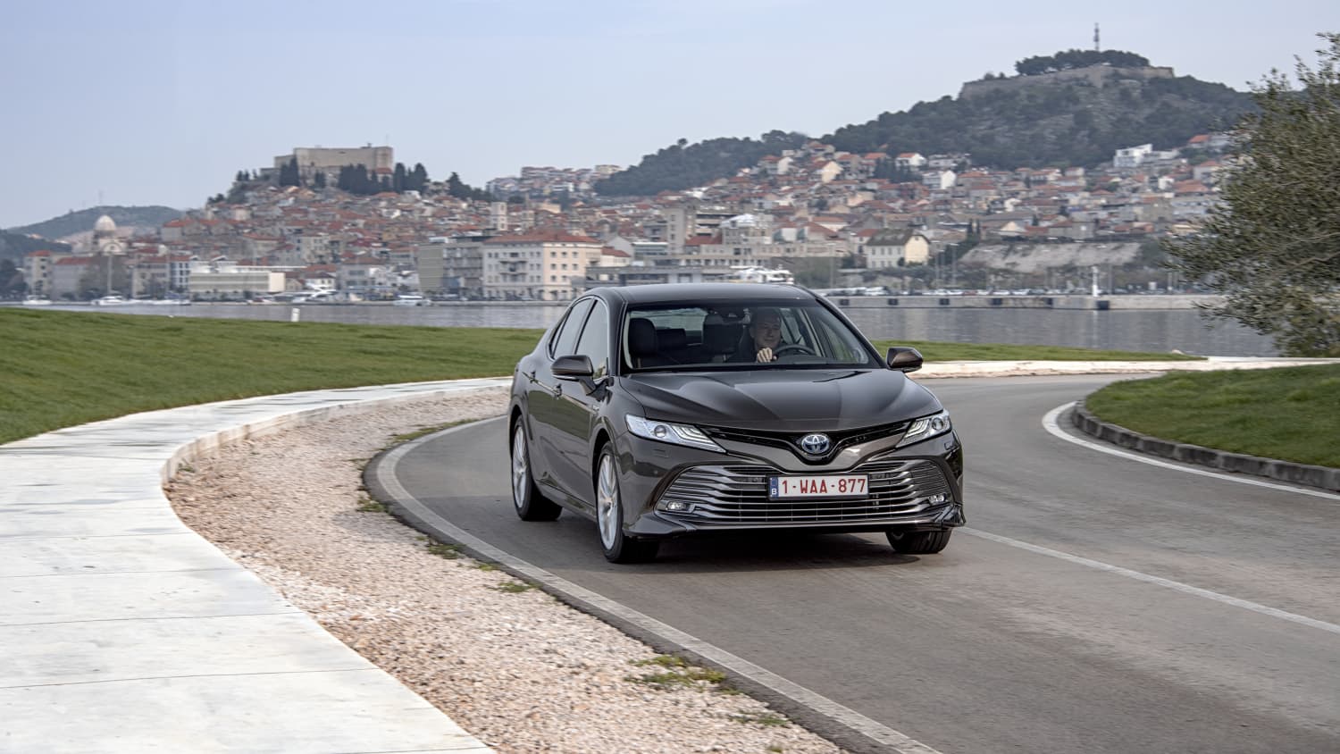 Der Toyota Camry fährt auf einer Strasse.