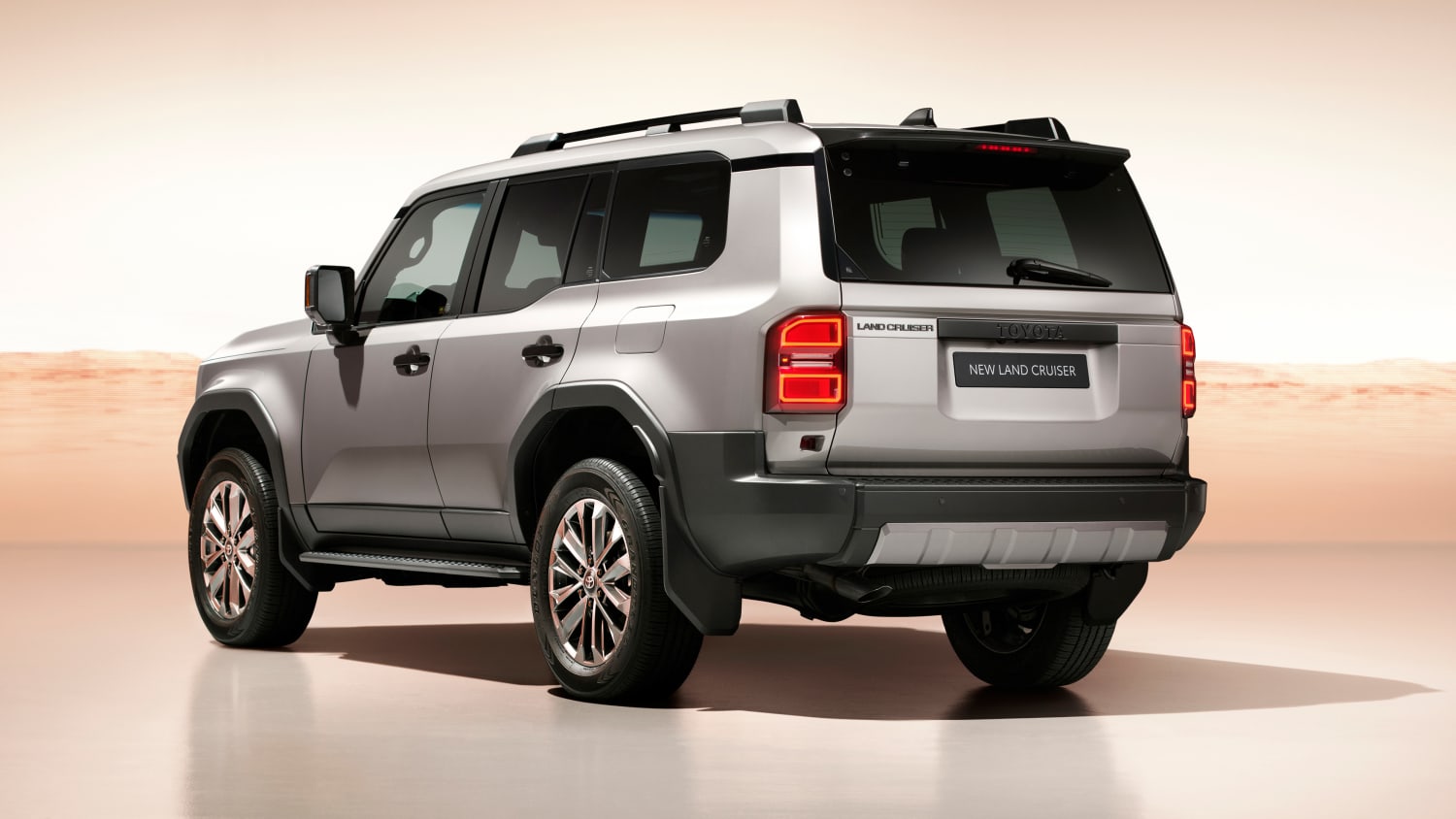 Heckansicht eines stehenden Toyota Land Cruiser