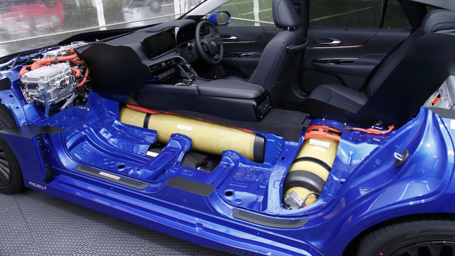 Ein Querschnitt mit Tanks vom Wasserstoffauto Toyota Mirai