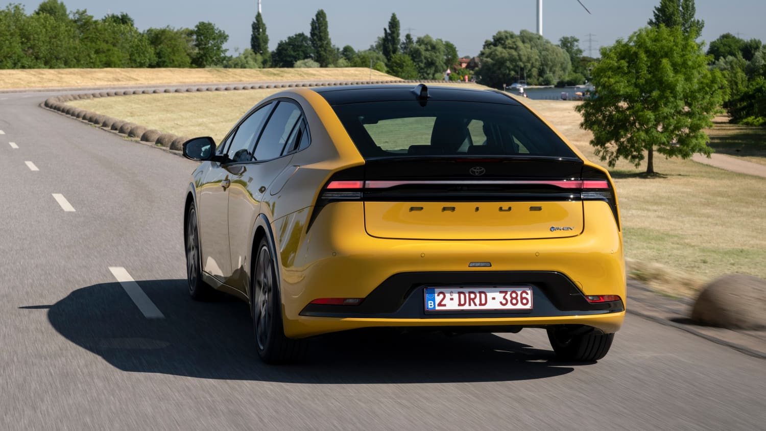 Heckansicht eines fahrenden Toyota Prius