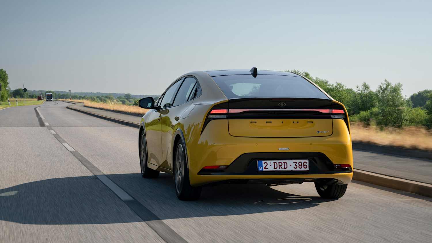 Heckansicht eines fahrenden Toyota Prius