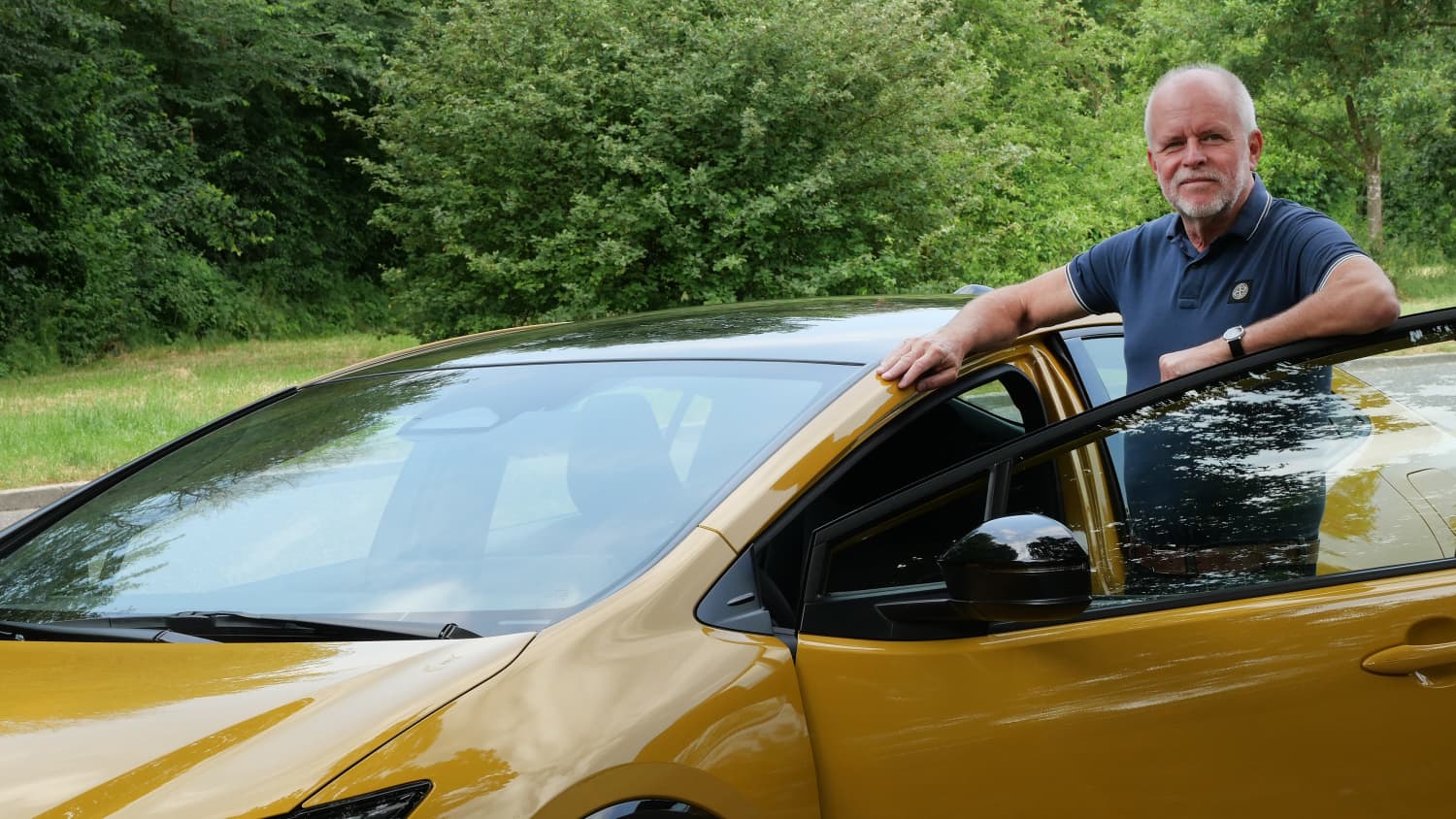 ADAC Redakteur Wolfgang Rudschies steht an einem Toyota Prius