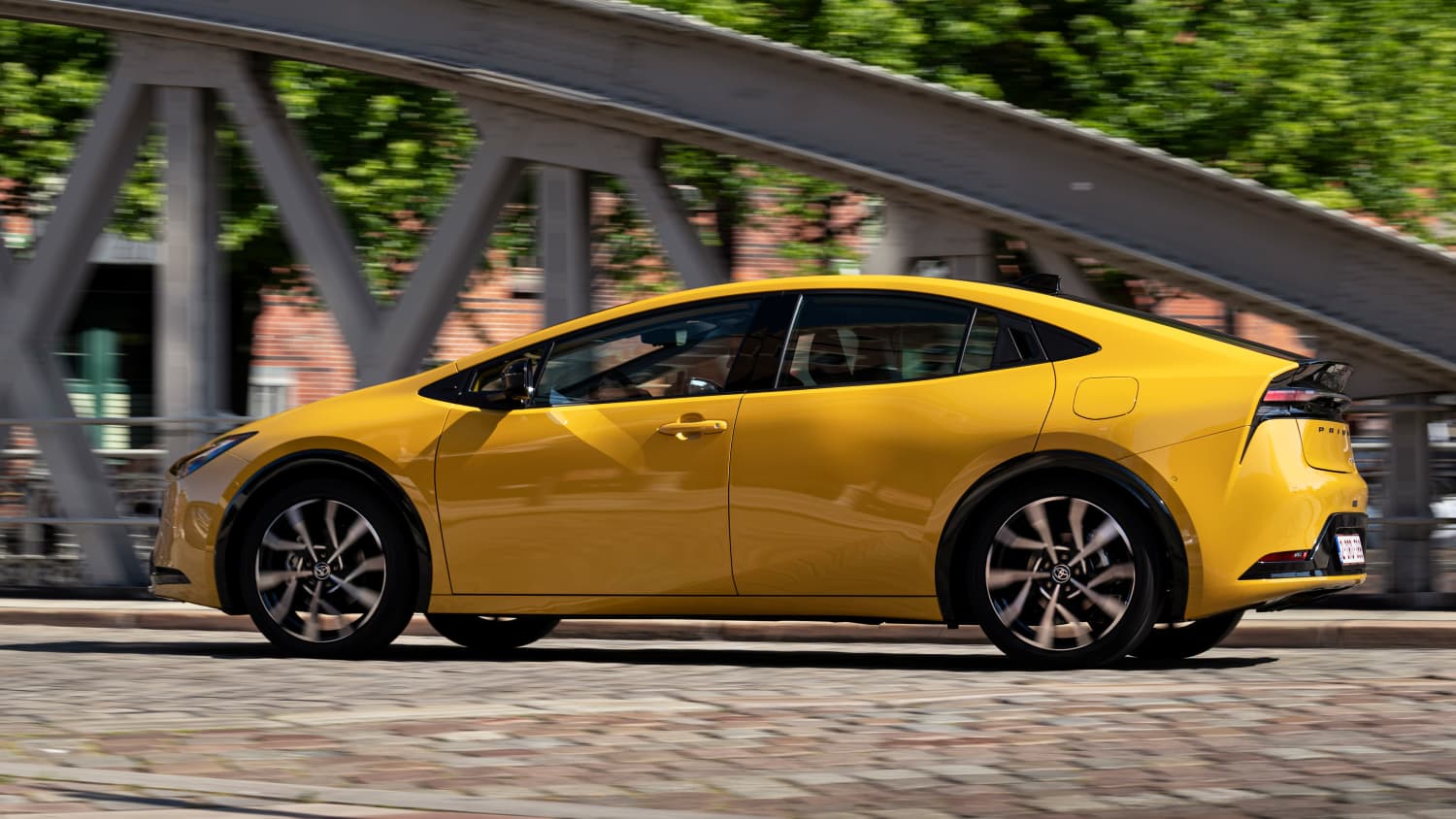 Seitenansicht eines fahrenden Toyota Prius