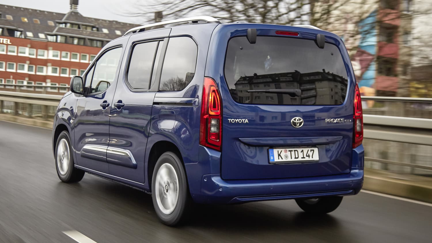 Toyota ProAce City fahrend auf einer Straße