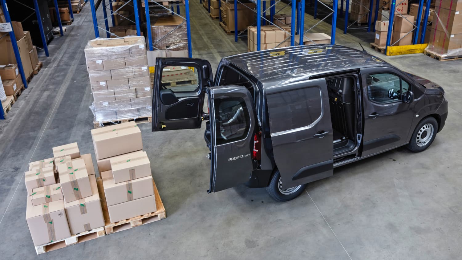 Sicht auf den Toyota ProAce City mit Ladung vor dem Kofferraum