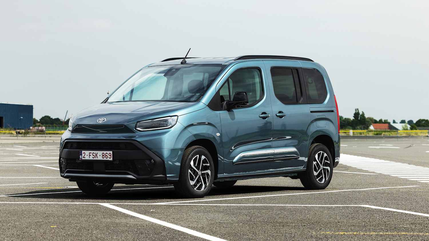 Aufnahme des stehenden Toyota Pro Ace City Family