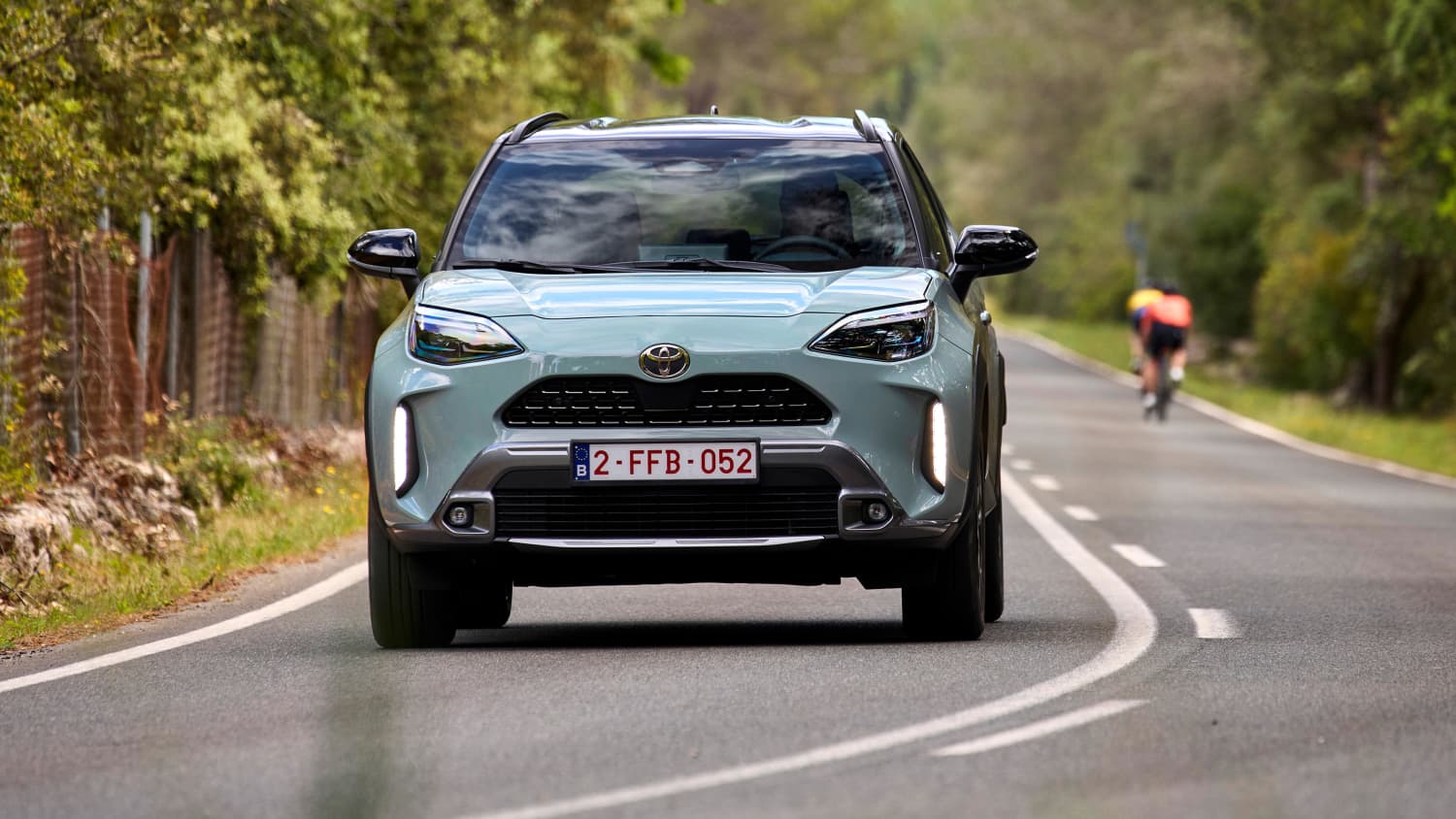 Frontansicht eines fahrenden Toyota Yaris Cross