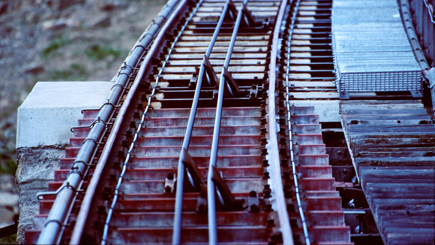 Treppe und Gleise der Niesenbahn