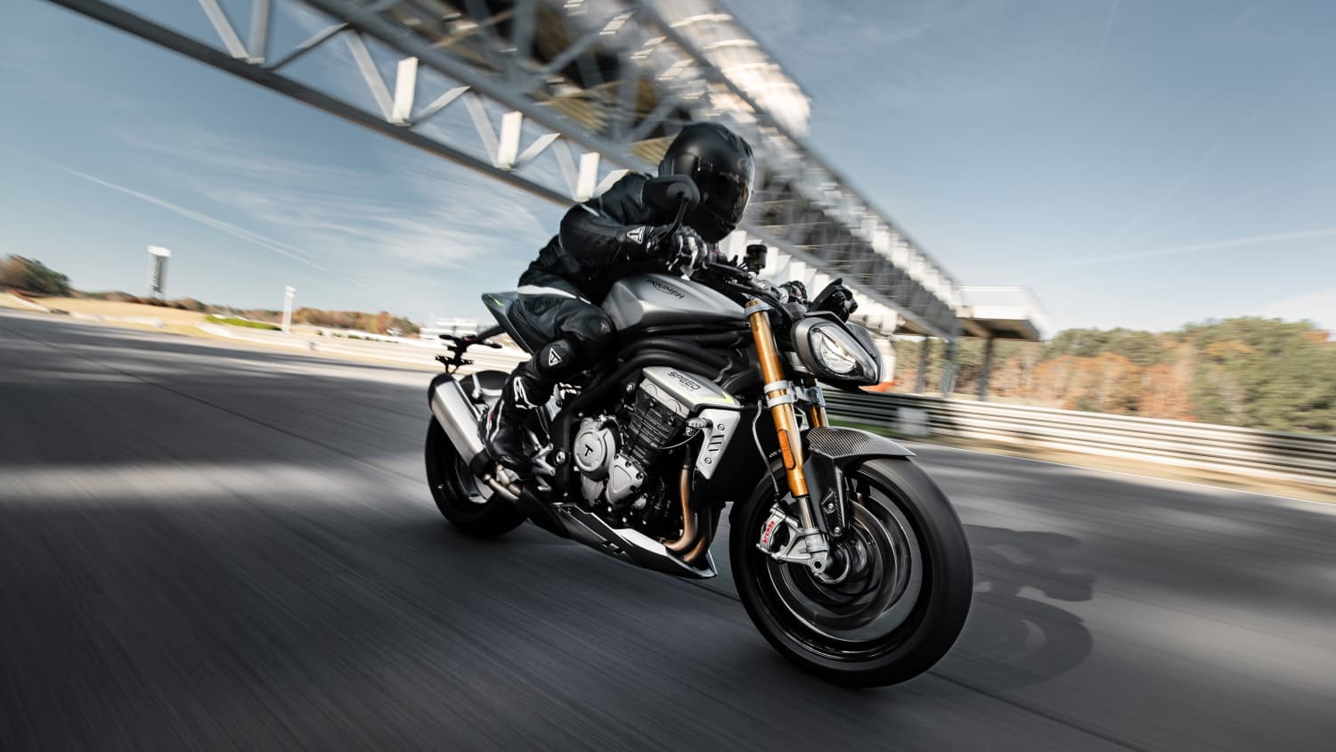 Ein dynamisches Bild von einer fahrenden Triumph Speed Triple 1200 RS