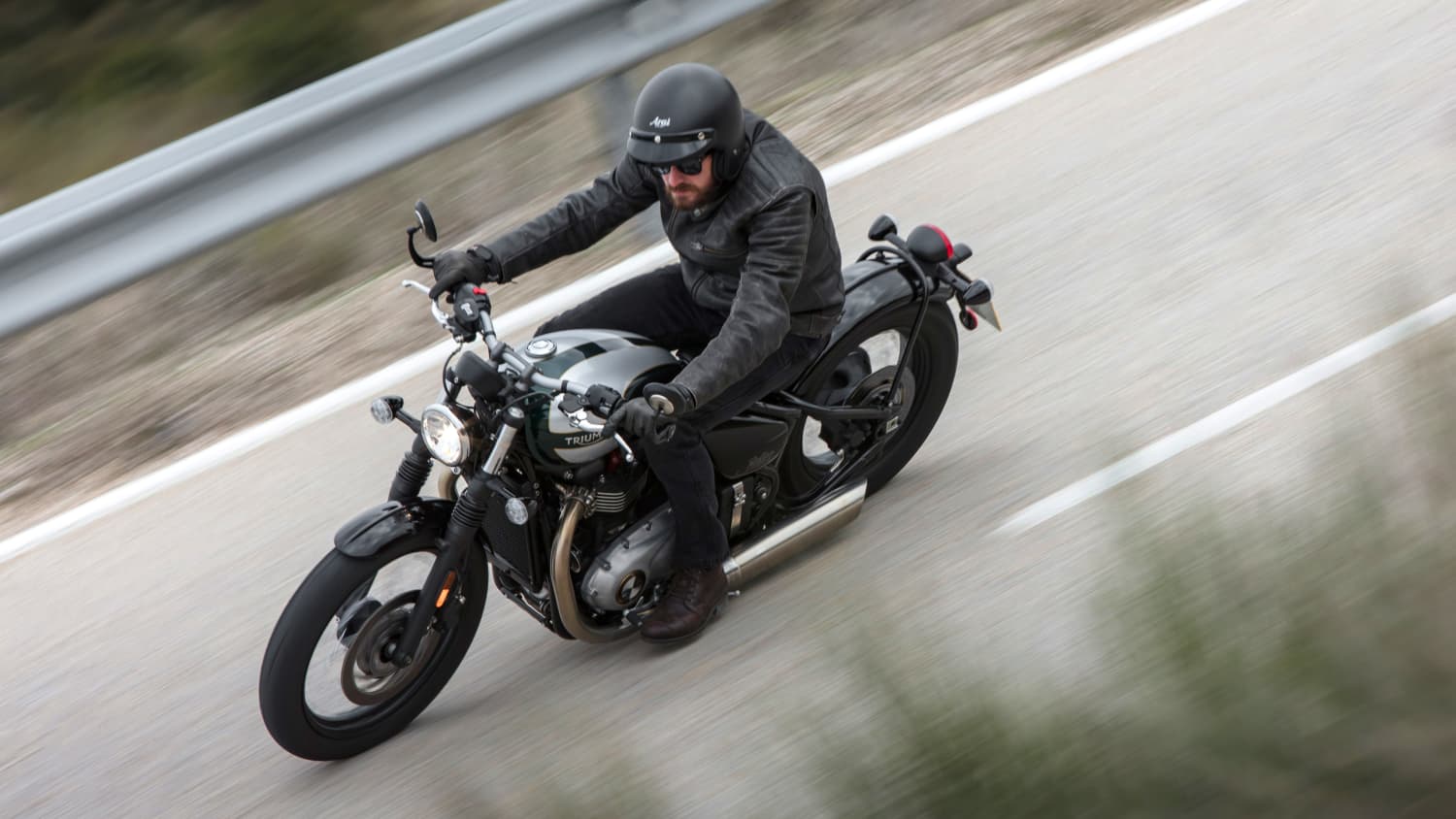 Triumph Bonneville Bobber fährt auf einer Straße