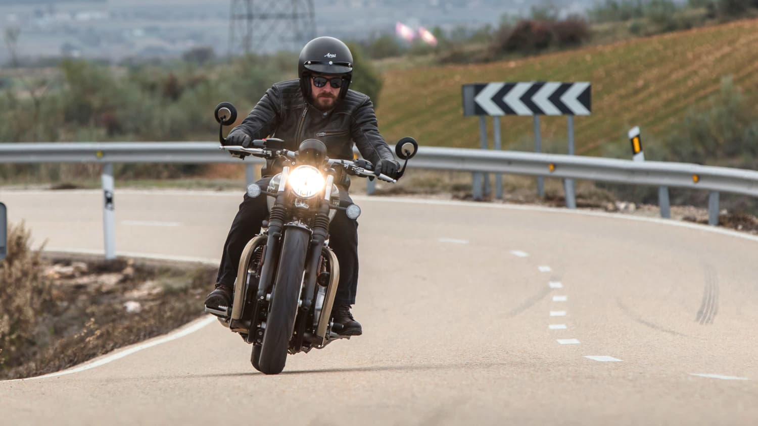 Triumph Bonneville Bobber fahrend auf einer Straße