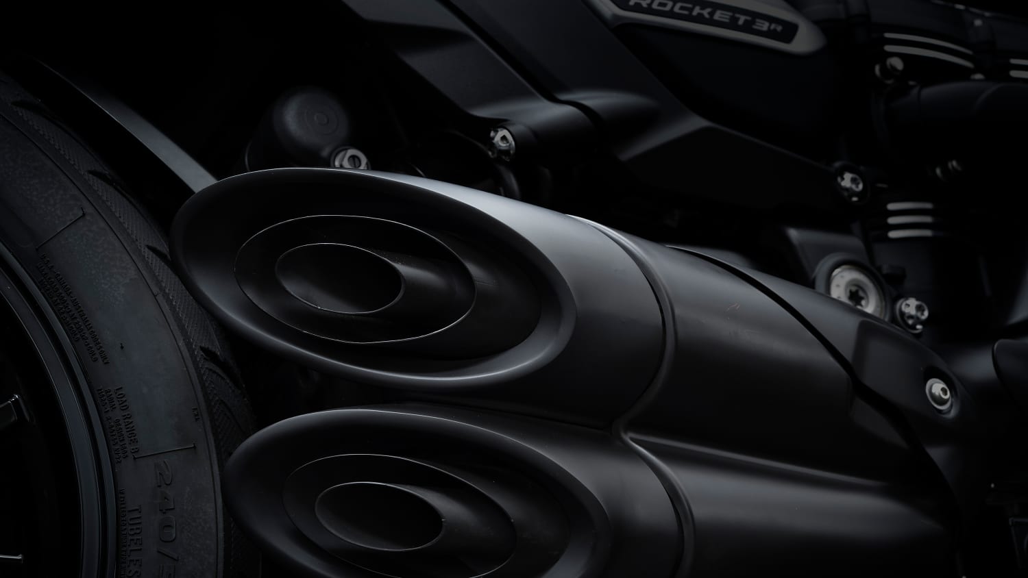 Deetailaufnahme der Triumph Rocket 3R des Auspuff