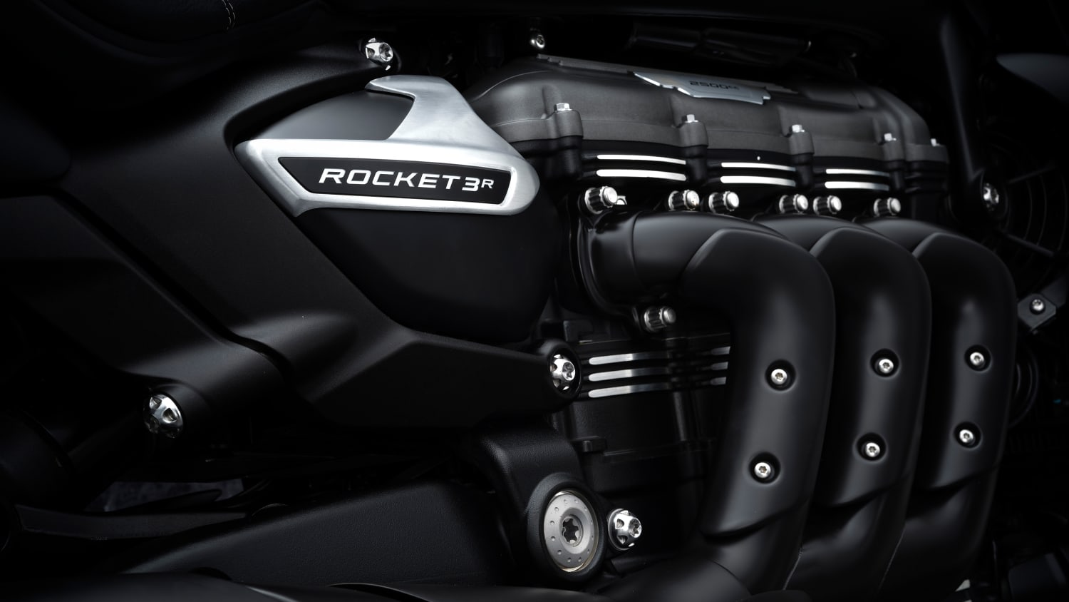 Seitliche Detailaufnahme der Triumph Rocket 3R des Motors