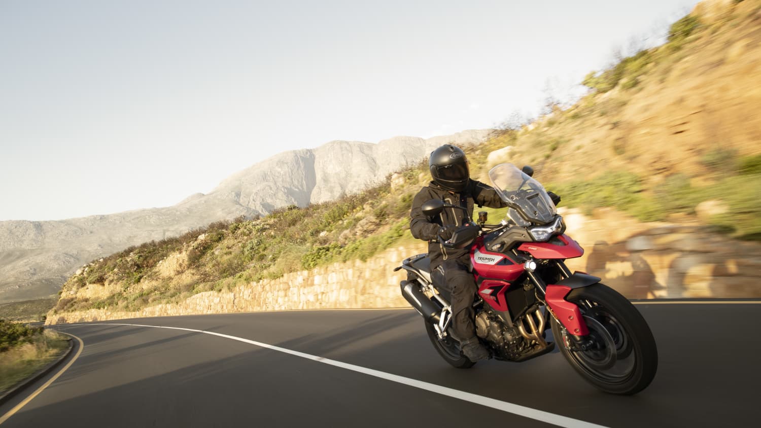 Front- und Seitenansicht einer fahrenden Trumph Tiger 900 GT Pro