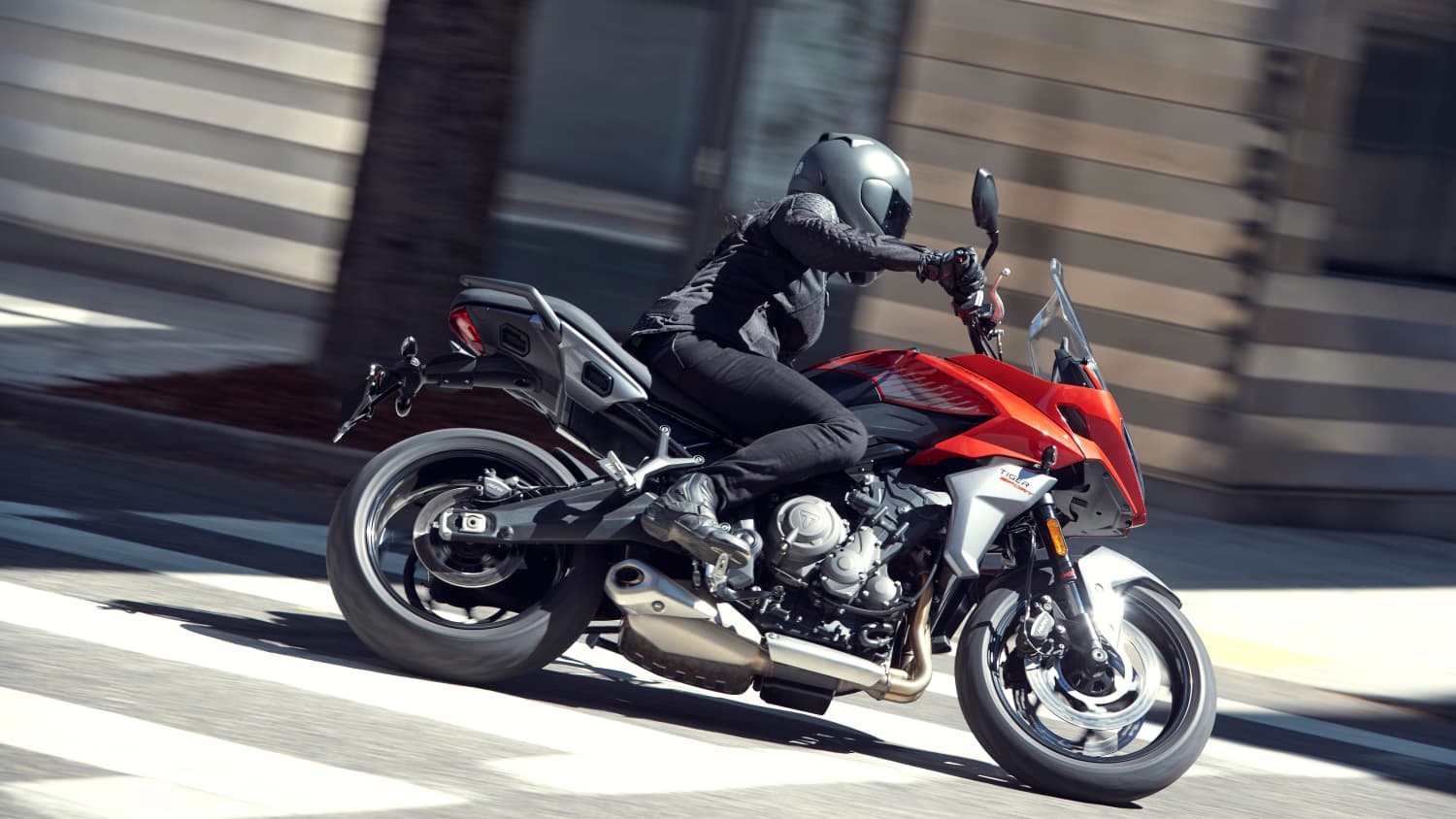Seitenansicht einer fahrenden Triumph Tiger Sport 660