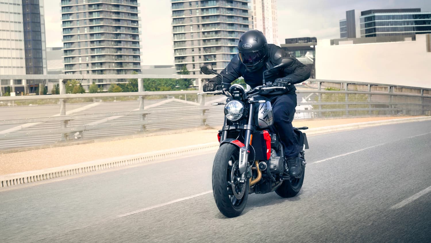 Ein Motorradfahrer auf der neuen Triumph trident 660