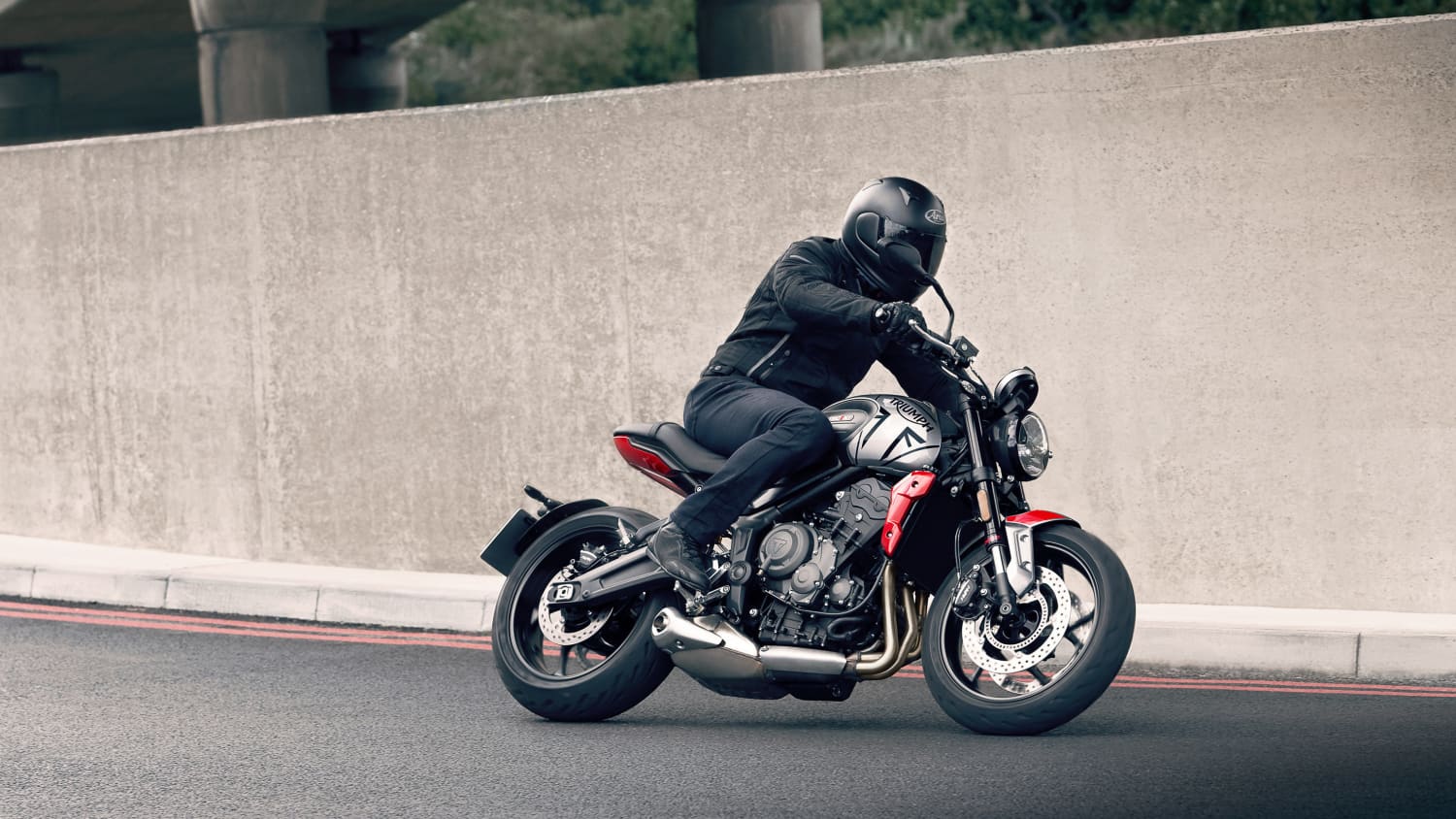 Triumph Trident fahrend auf der Straße