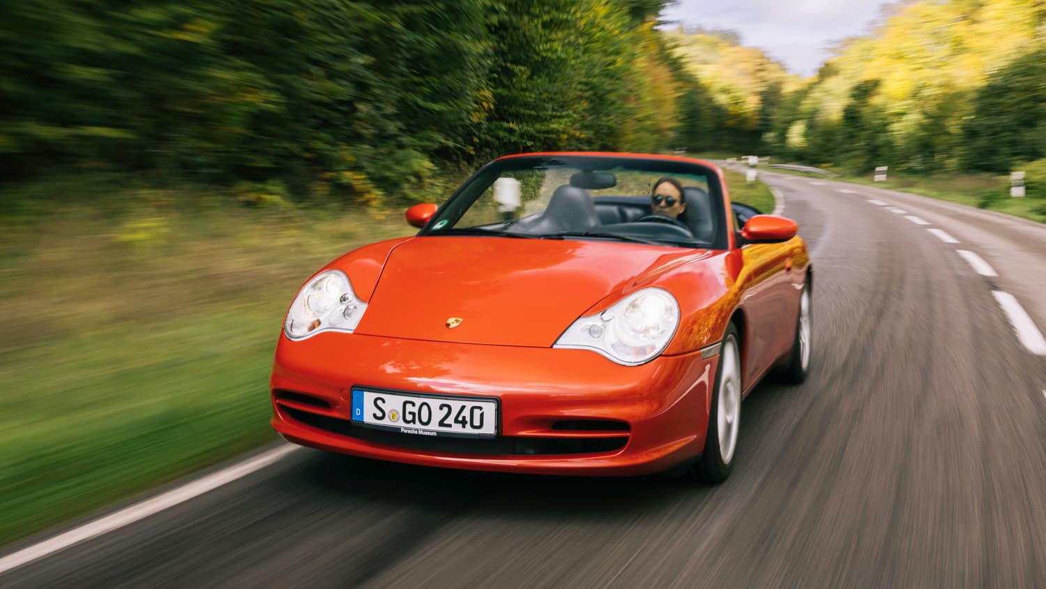 Ein Porsche fahrend von vorne zu sehen