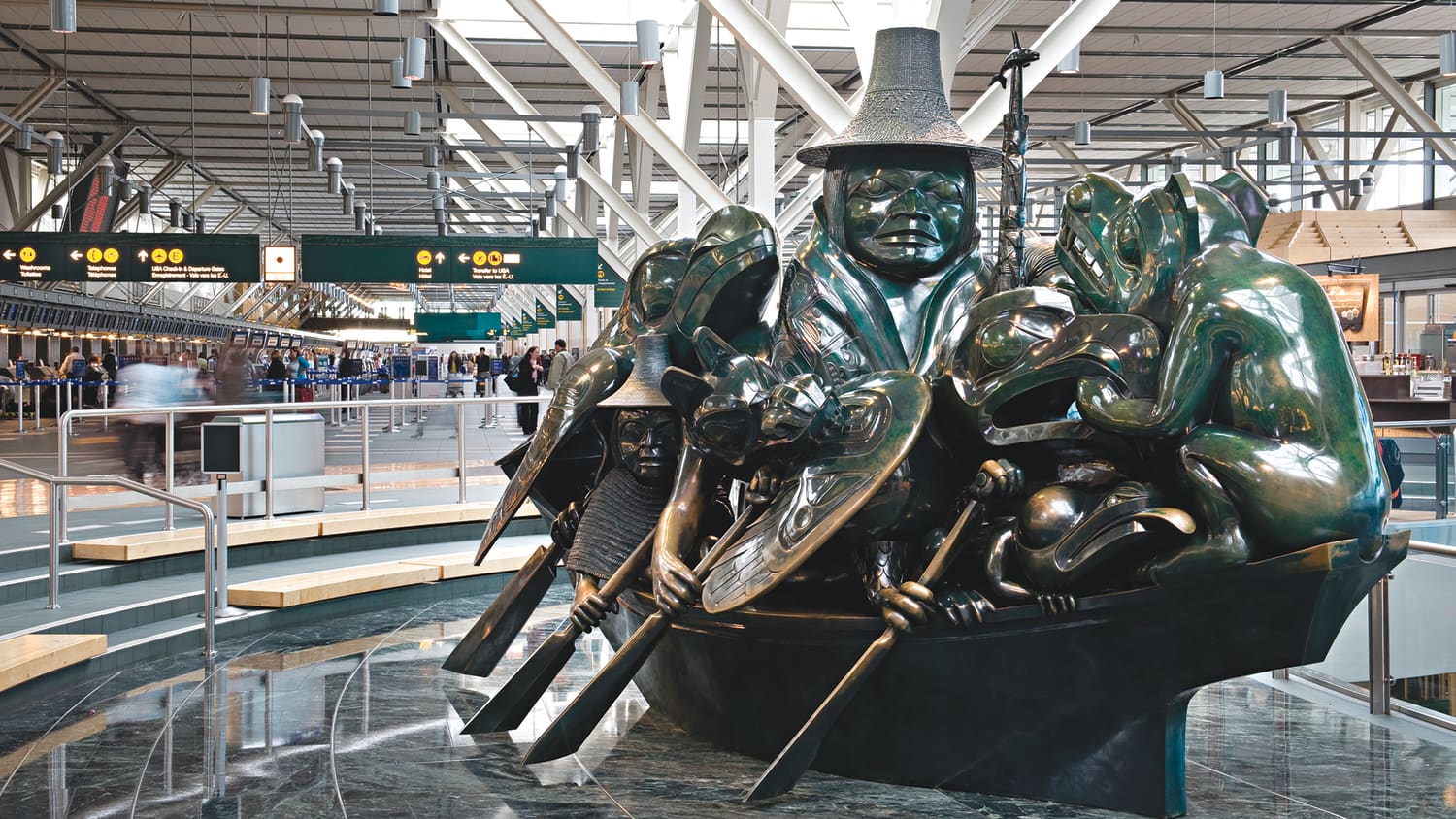 Eine große indianische Jade-Skulptur in Form eine Bootes mit Tieren und Menschen darauf