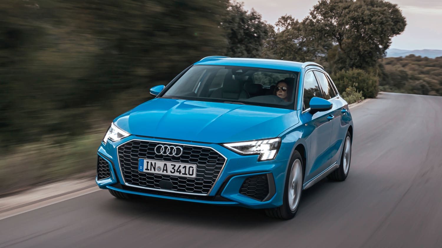 Front und Seitenansicht eines fahrenden Audi A3 Sportback
