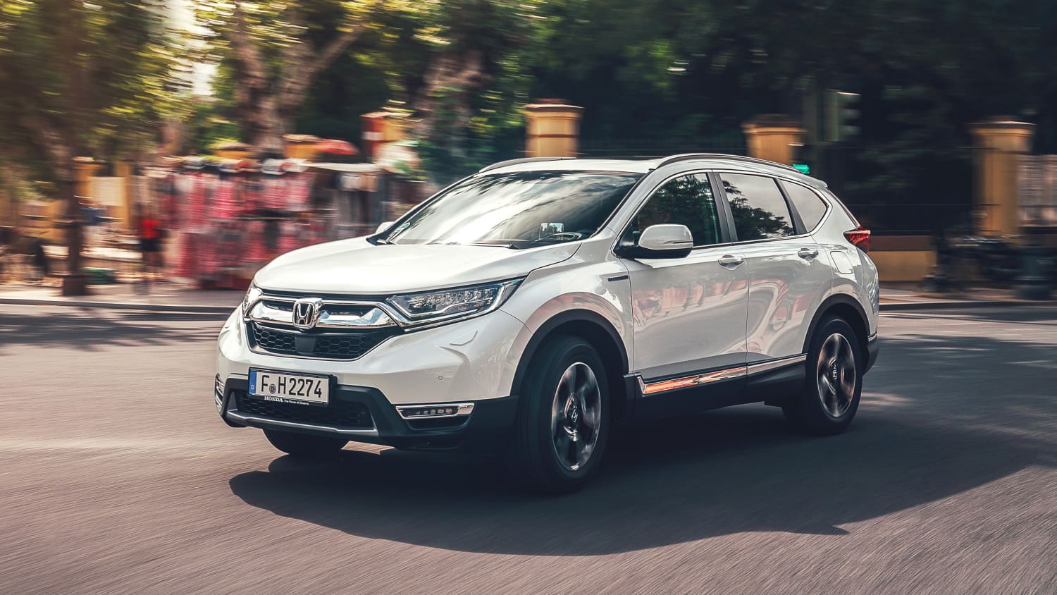 Front und Seitenansicht eines fahrenden Honda CR-V