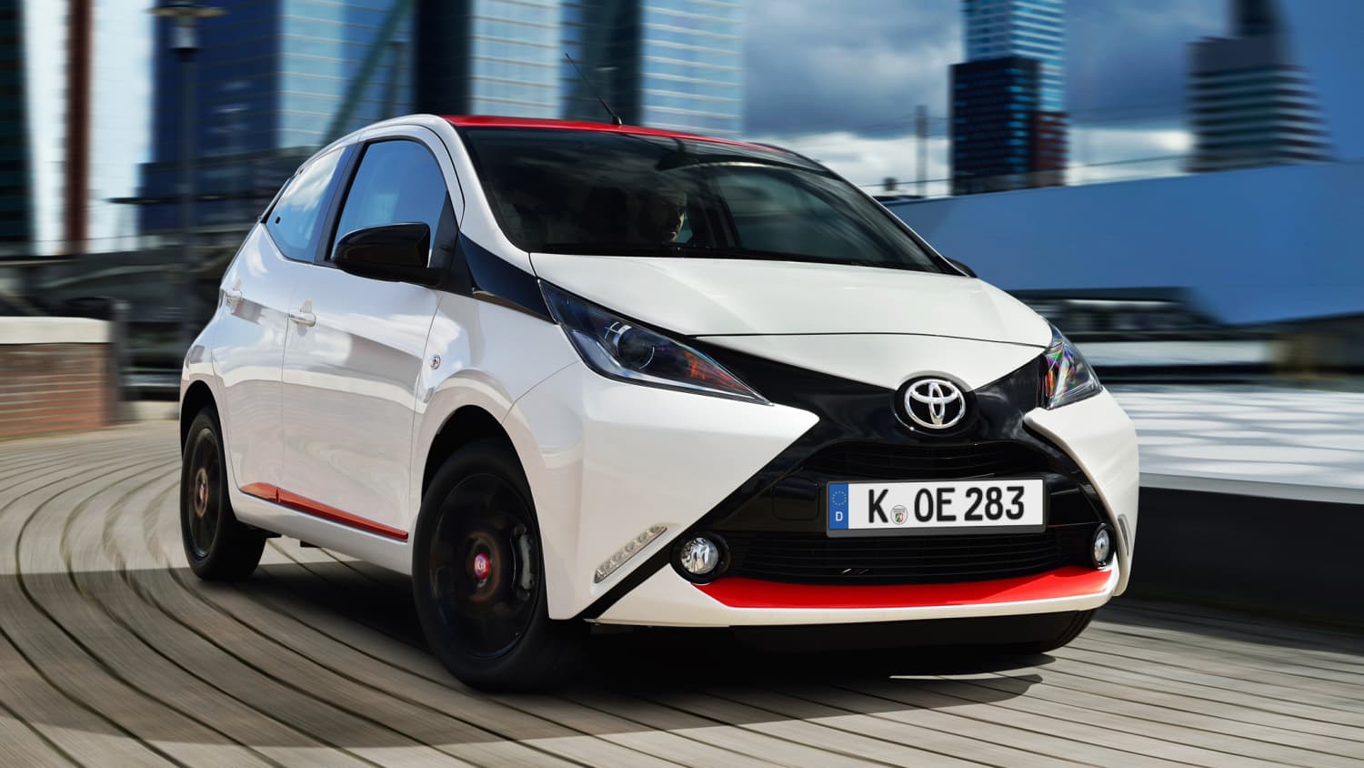 Front und Seitenansicht eines fahrenden Toyota Aygo