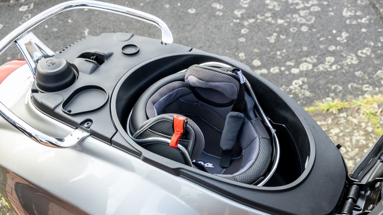 Sitzbank der Vespa Elettrica 70