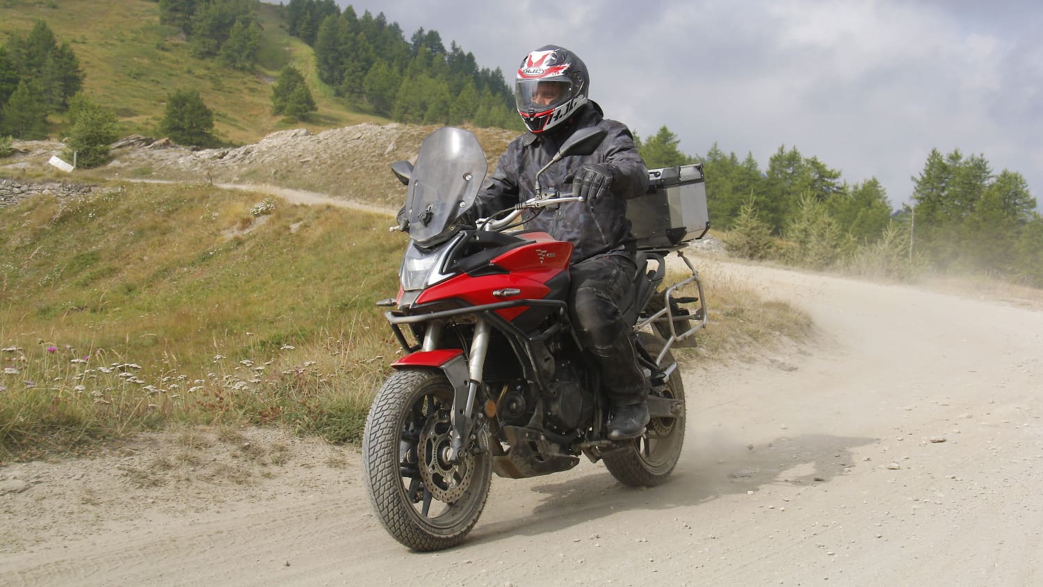 Ein Motorrad fährt auf einem staubigen Weg