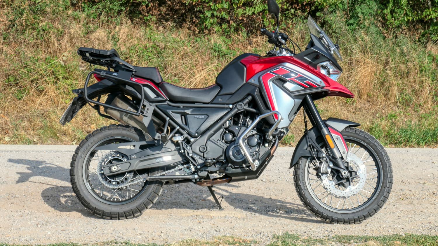 Seitenansicht einer stehenden Voge 650 DSX