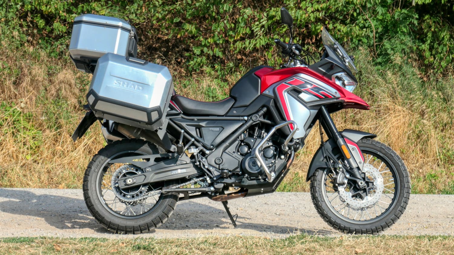 Seitenansicht einer stehenden Voge 650 DSX mit Gepäckbox