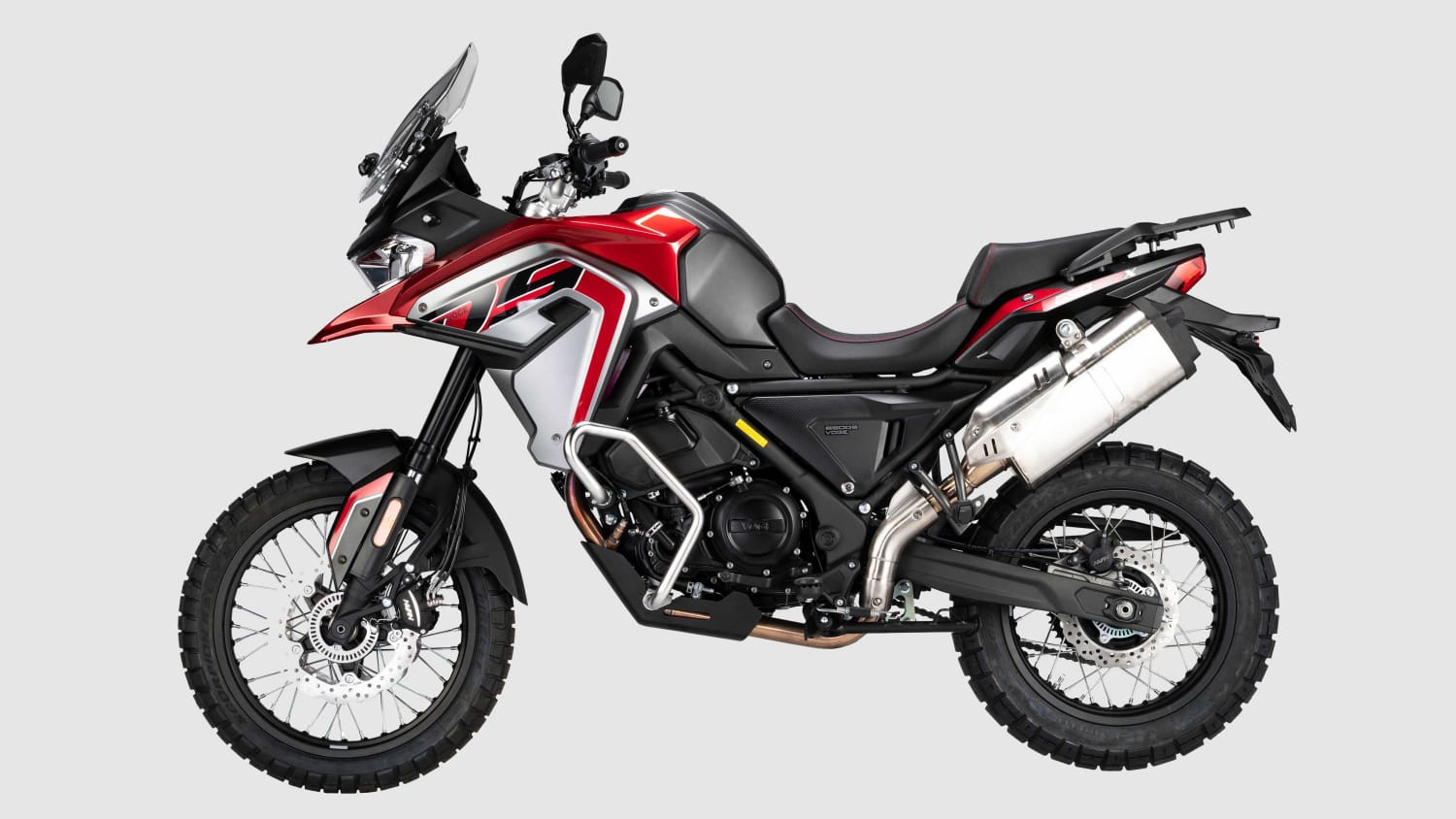 Seitenansicht einer stehenden Voge 650 DSX