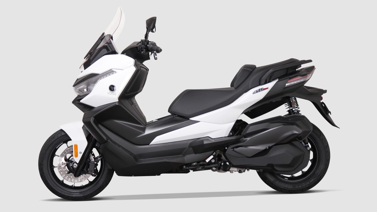 Seitenansicht einer stehenden Voge SR4 MAX 350 Luxury