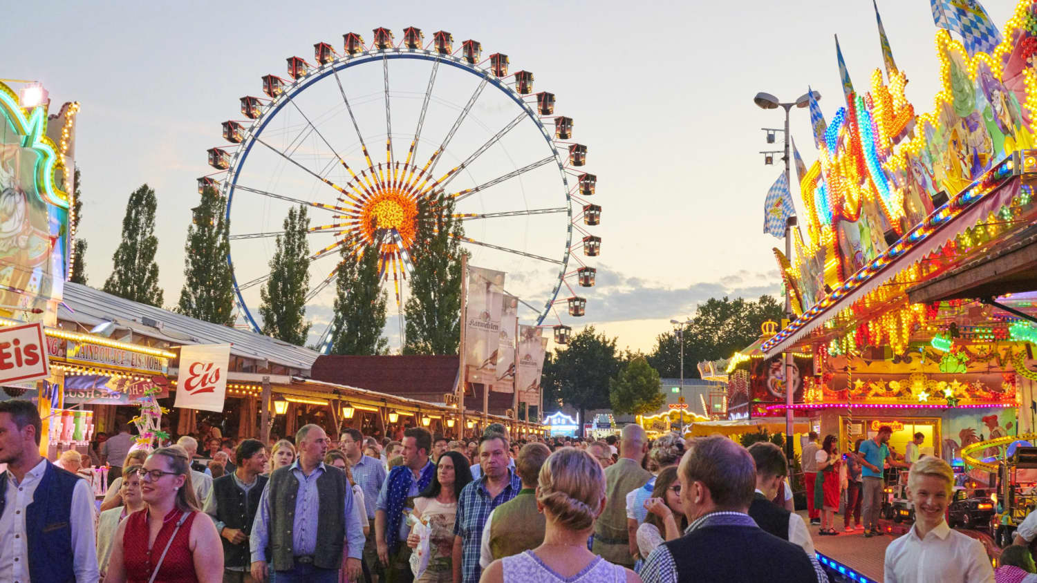 Besucher auf dem Gäubodenvolksfest in Straubing