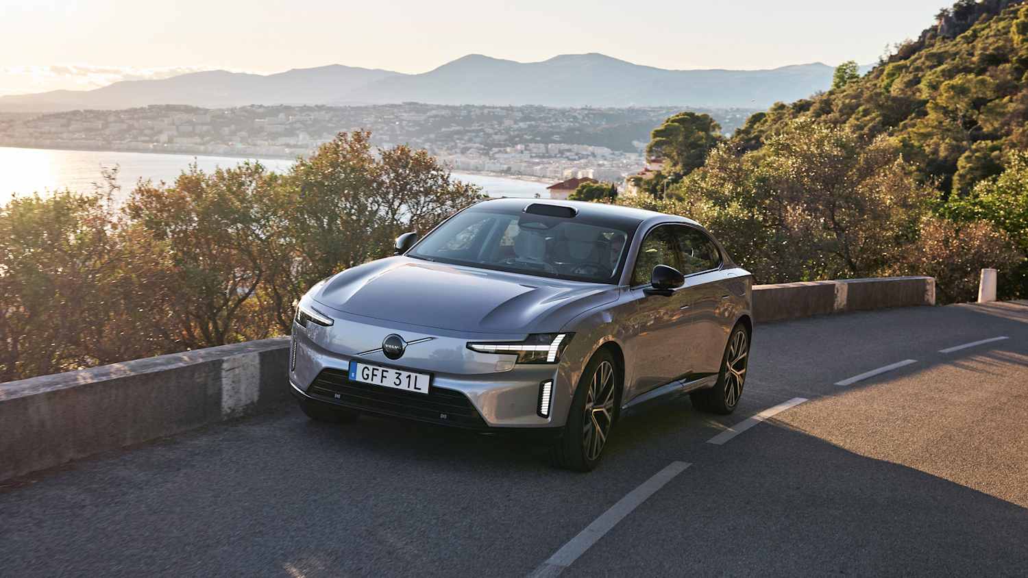 Frontansicht eines fahrenden Volvo ES90