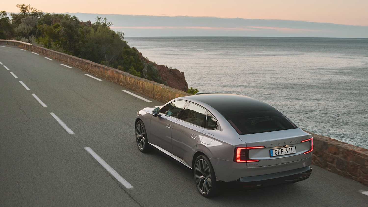 Der Volvo ES90 fährt entlang einer Küste