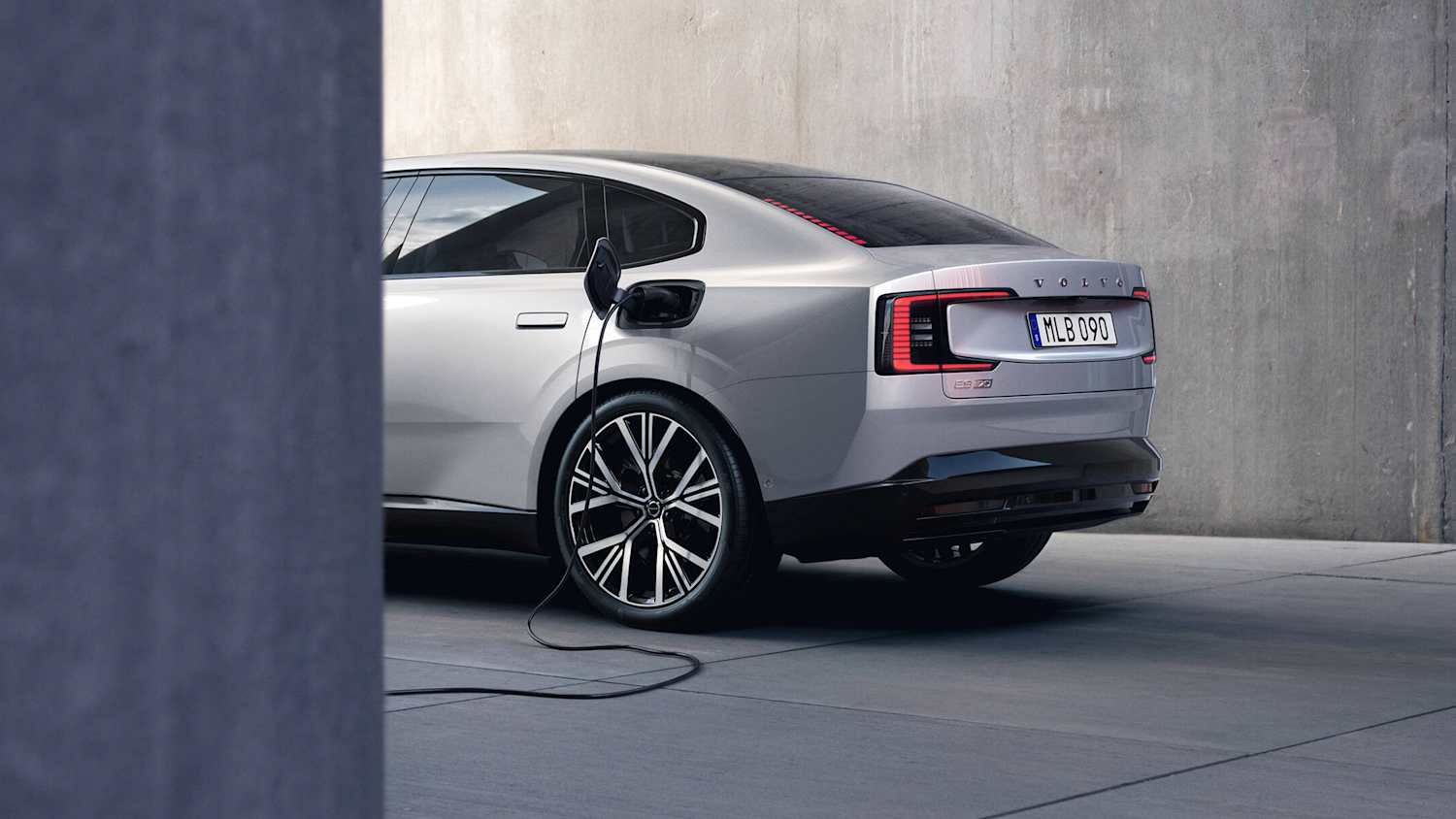 Heck eines Volvo ES90 der an einer Ladesäule angeschlossen ist