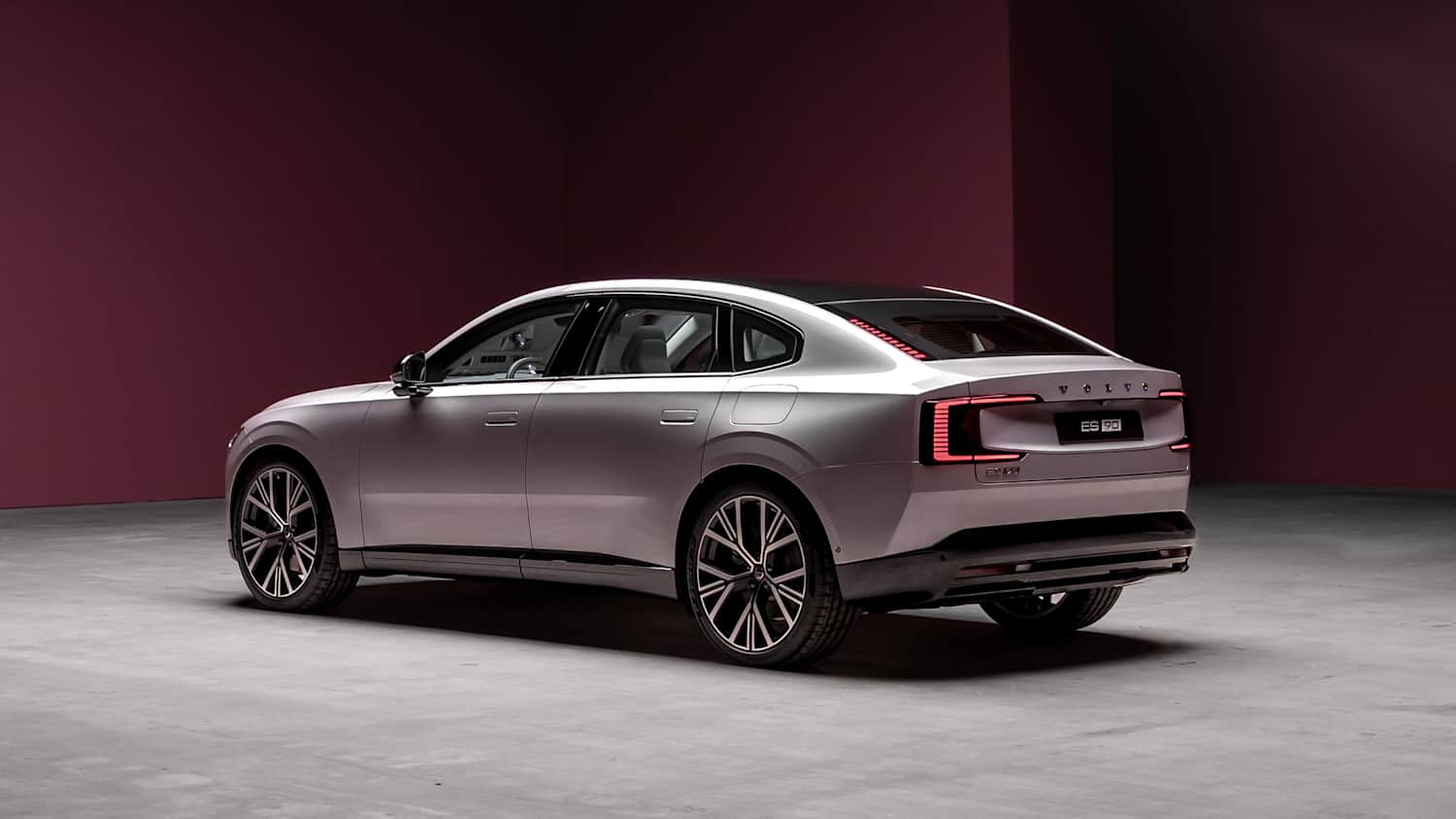 Heck und Seitenansicht eines stehenden Volvo ES90