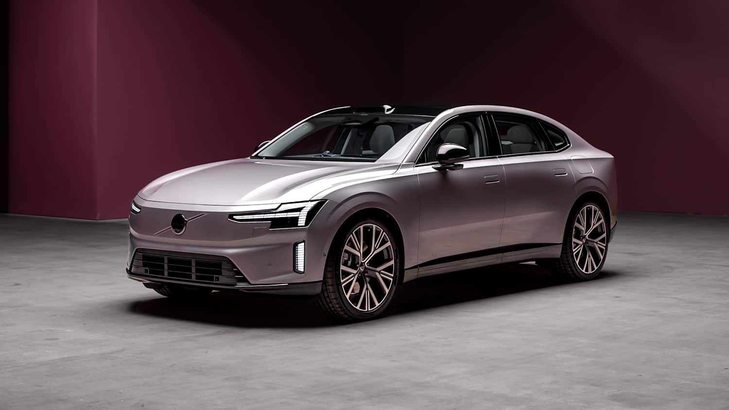 Front und Seitenansicht eines stehenden Volvo ES90