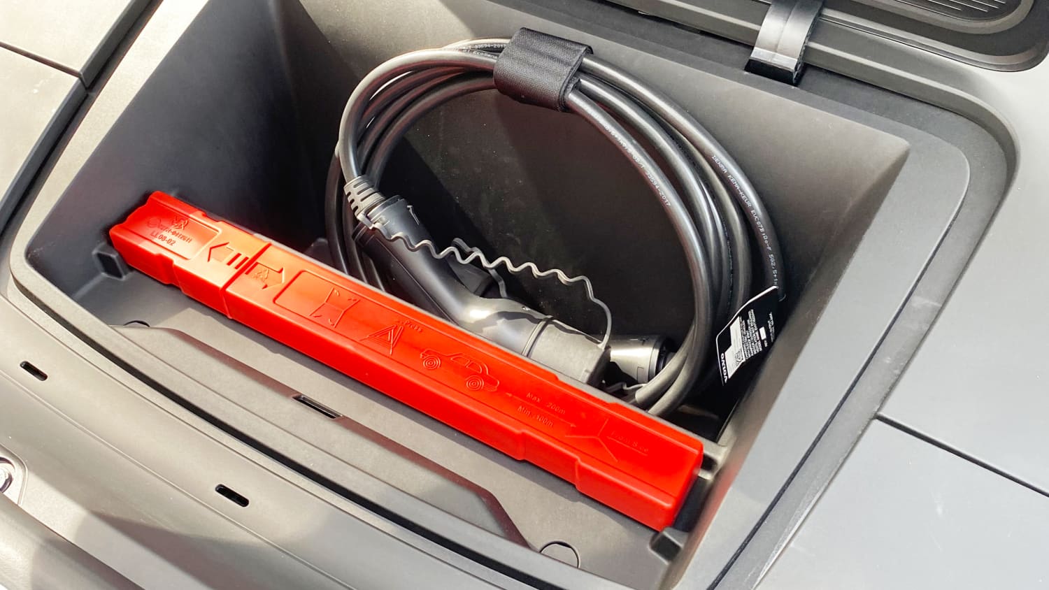Ladekabel im Stauraum im SUV Volvo EX 30