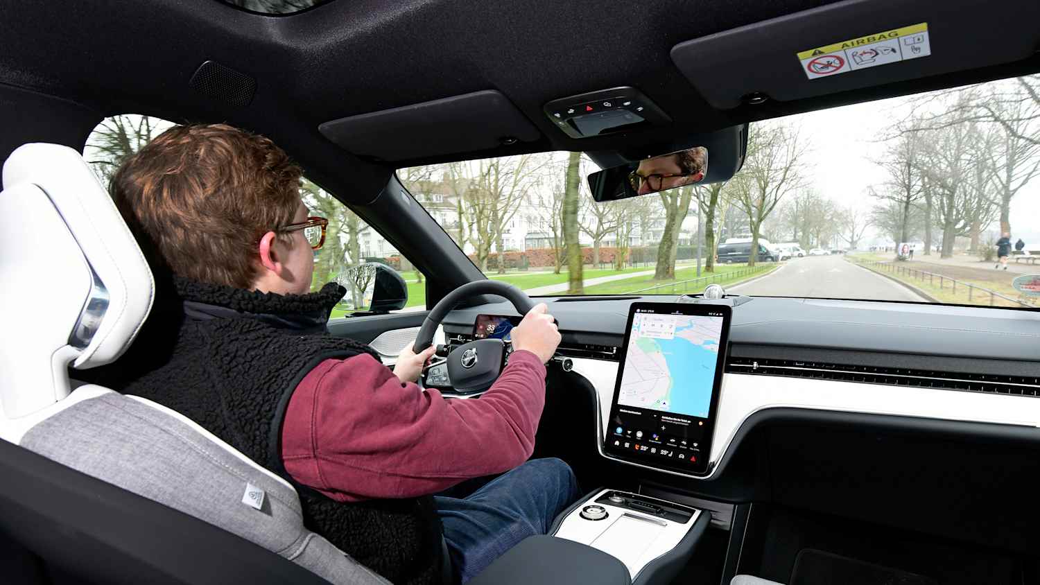 ADAC Redakteur sitzt am Steuer des Volvo EX90