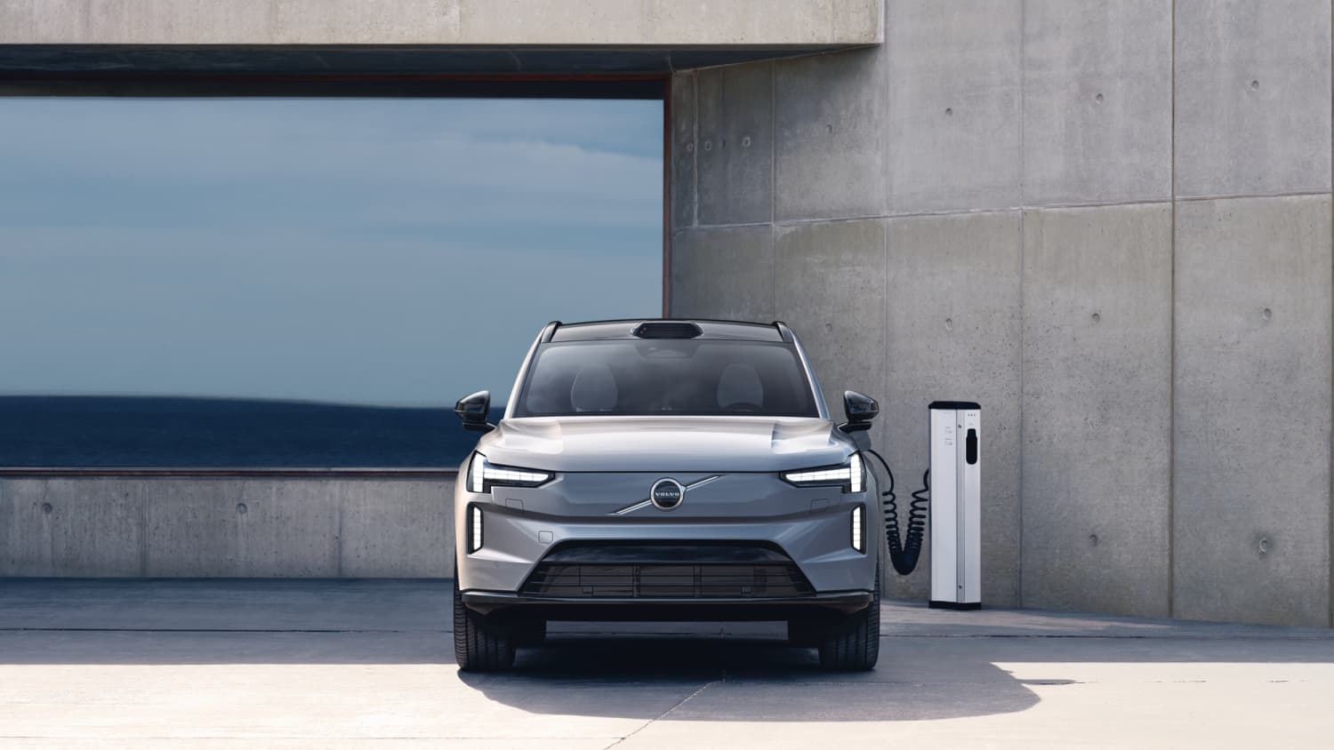 Der neue Elektrosuv Volvo EX 90 stehend von vorne
