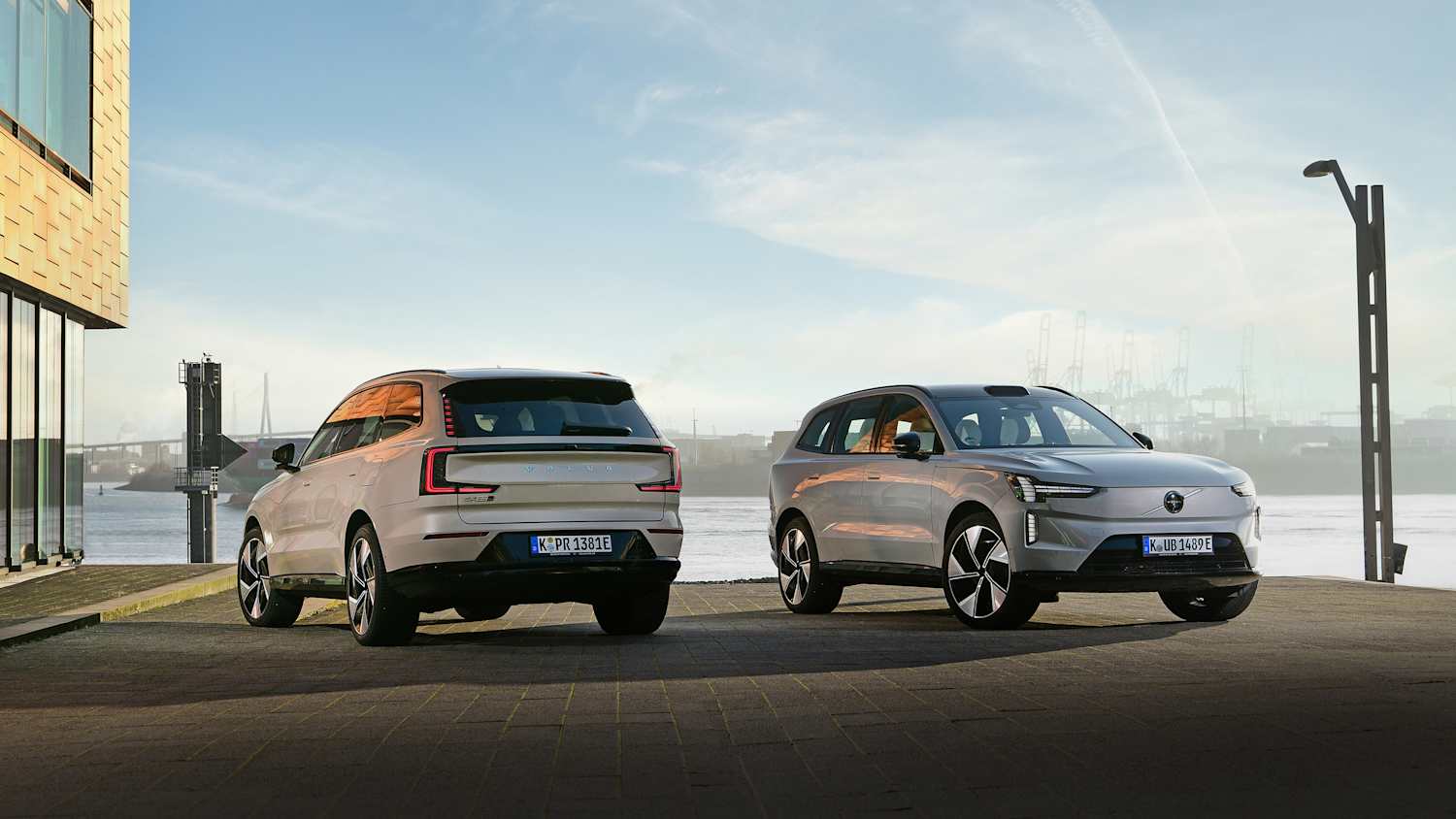 Zwei Volvo EX90 stehend vom vorne und hinten fotografiert