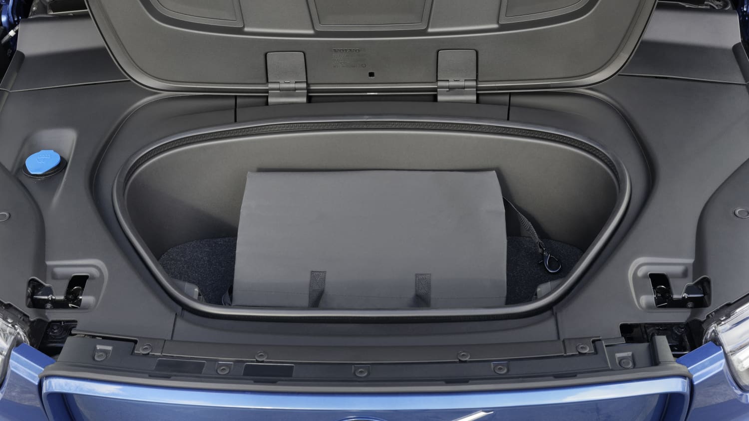 Kofferraum des neuen blauen Volvo XC40 Recharge