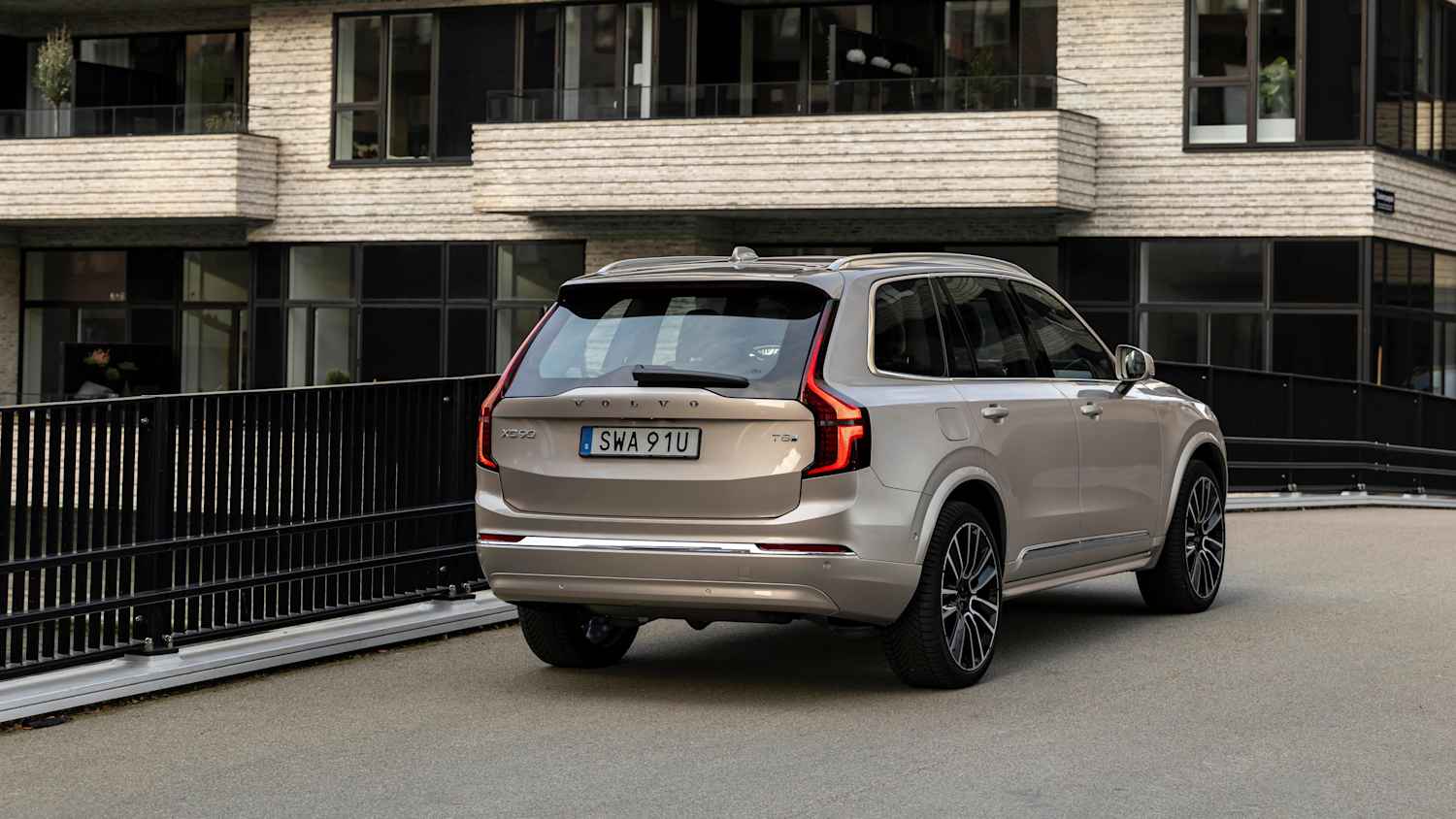 Heckansicht des New Volvo XC90 T8 exterior